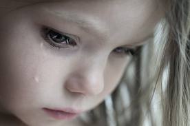 صور اطفال حزينه تبكي 10